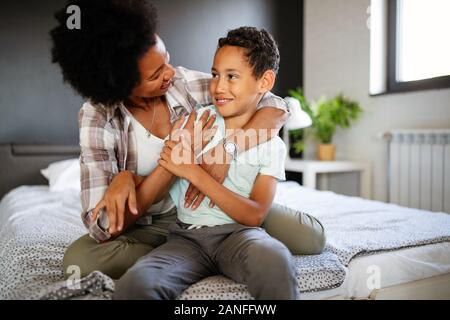 Mutter spielt bonding Umarmen mit ihrem Sohn. Happy Family Zeit. Stockfoto