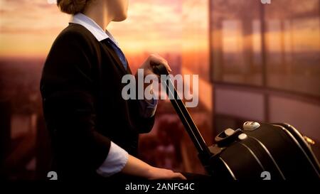 Stewardess wartet mit Gepäck in Flughafen bewundern, Sunrise, Geschäftsreise Stockfoto