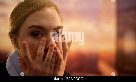 Frau verstecken Gesicht in den Händen, mit schlechten Nachrichten schockiert, Verzweiflung, Nahaufnahme Stockfoto
