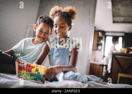 Kinder, Bildung, plyaing Glück Konzept. Happy Kids sich unterhaltsam zu Hause Stockfoto