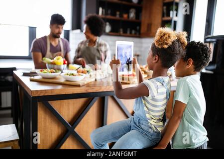 Gerne afrikanische amerikanische Familie gesund essen gemeinsam in der Küche Stockfoto