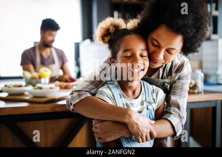 Glückliche Mutter und Kinder in der Küche. Gesundes Essen, Familie, kochen Konzept Stockfoto