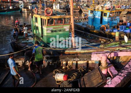 Fischtrawler vor Anker in Sassoon Docks, in Colaba Bereich, Mumbai, Indien, an einem frühen Morgen nach einer Angeltour zurückgekehrt Stockfoto