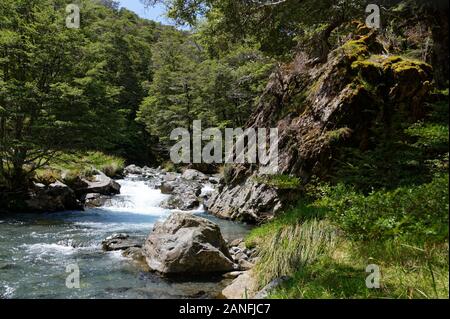 Sauberer Fluss Wasser läuft aber ein Rocky River Bed Stockfoto