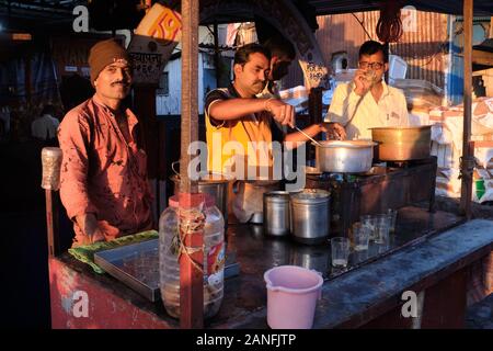 Am frühen Morgen leuchtet ein Teestube in der Nähe von Sassoon Docks in Colaba Area, Mumbai, Indien Stockfoto