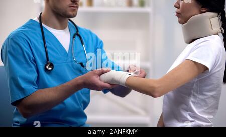 Arzt Fixierung Handgelenk elastische Patientin Schaum zervikalen Kragen, Rehab Stockfoto