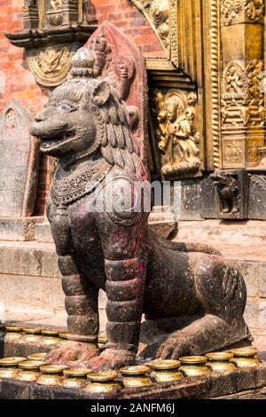 Löwen bewachen. Changu Narayan Tempel im Tal von Katmandu, Nepal Stockfoto