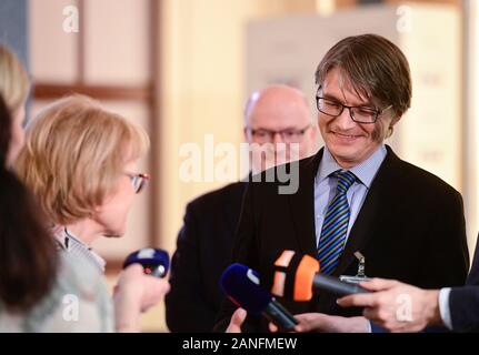 Unteres Haus stellvertretender Helena Valkova (ANO), Links, bleibt Regierung Menschenrechte Kommissar und nicht Schritt nach dem tschechischen Medien ihre für die Veröffentlichung einer gemeinsamen Artikel mit Kommunistischen Staatsanwaltschaft Josef Urvalek, staatliche Kommission für Menschenrechte Mitglied Tomas Nemecek (rechts kritisiert) sagte CTK heute, am Donnerstag, 16. Januar 2020. Valkova, der auch Vorsitzender der Abgeordnetenkammer Petitionsausschuss, gewann die Unterstützung der Mehrheit der Mitglieder der Regierung, die Kommission für Menschenrechte, mit zwei Mitglieder, Rechtsanwalt Nemecek und akademischen Hubert Smekal von der Fakultät der Masaryk Universität in So Stockfoto