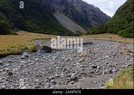 Ein Mangel an Wasser verursacht eine Riverbed in einer Dürre trocken laufen Stockfoto