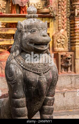 Löwen bewachen. Changu Narayan Tempel im Tal von Katmandu, Nepal Stockfoto