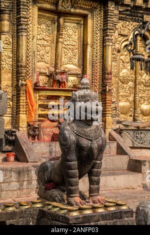 Löwen bewachen. Changu Narayan Tempel im Tal von Katmandu, Nepal Stockfoto