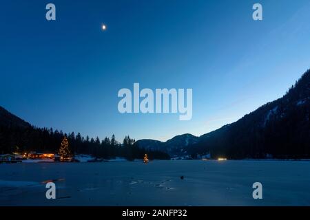 St. Ulrich am Pillersee: Den Pillersee, Weihnachtsbaum, Restaurant Seestüberl, Mond in den Kitzbüheler Alpen - Pillersee Tal, Tirol, Tirol, Österreich Stockfoto