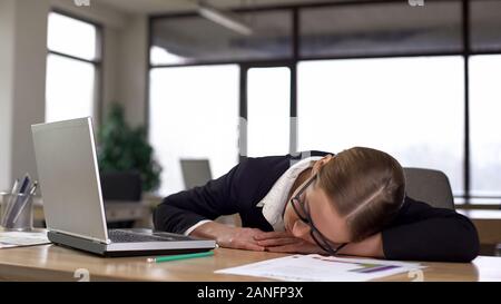 Gelangweilt Geschaftsfrau Mude Von Monotonen Job Desinteressiert An Langweilige Arbeit Stockfotografie Alamy