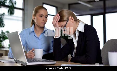 Lady Boss mit unerfahrenen jungen Anfänger Arbeit unzufrieden, Business problem Stockfoto