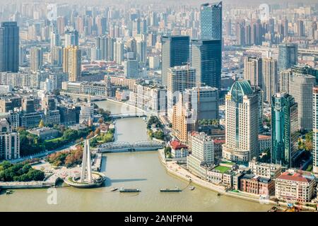 01. Dezember 2018: Shanghai, China - Ansicht von Suzhou Creek am Zusammenfluss mit dem Fluss Huangpu, aus dem Oriental Pearl Tower. Stockfoto