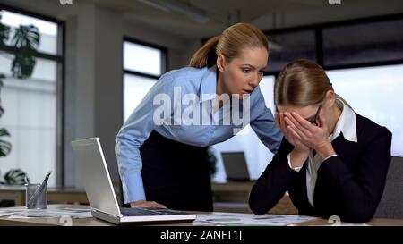 Boss schrie frustrierte Mitarbeiter, Mobbing und emotionaler Mißbrauch bei der Arbeit Stockfoto