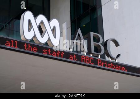 Brisbane, Queensland, Australien - 10. Januar 2020: ABC (Australian Broadcasting Corporation) Logo hängen am Studio in Brisbane. ABC ist Austr Stockfoto