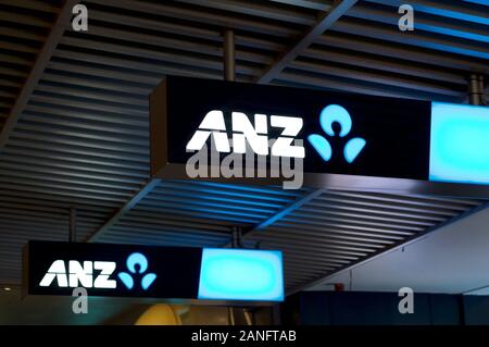 Brisbane, Queensland, Australien - 27 November 2019: Zwei beleuchtete ANZ (Australien und New Zealand Banking Group) Bank unterzeichnet vor Th hängen Stockfoto