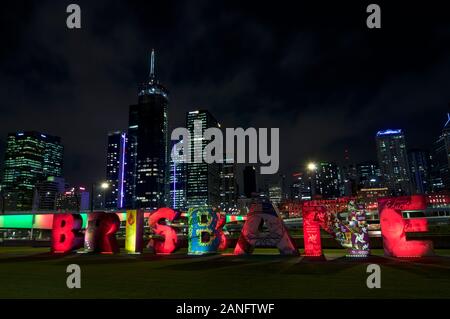 Brisbane, Queensland, Australien - 11. Dezember 2019: Nachtansicht der Brisbane Schild mit der schönen Stadt Skyline im Hintergrund. Das Zeichen wurde Stockfoto