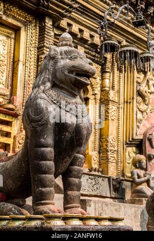 Löwen bewachen. Changu Narayan Tempel im Tal von Katmandu, Nepal Stockfoto