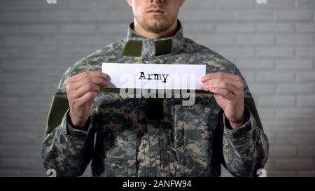 Armee Wort auf Zeichen in die Hände der Soldaten geschrieben, Land, Schutz, Verteidigung Stockfoto