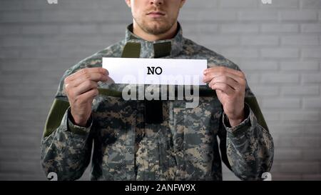 Kein Wort auf Zeichen in den Händen der männlichen Soldaten geschrieben, Protest gegen Krieg Konflikt Stockfoto