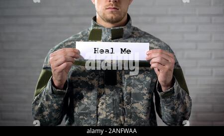 Mir Wort auf Zeichen in den Händen der männlichen Soldaten geschrieben Heilen, soziale Sicherheit, Rehab Stockfoto