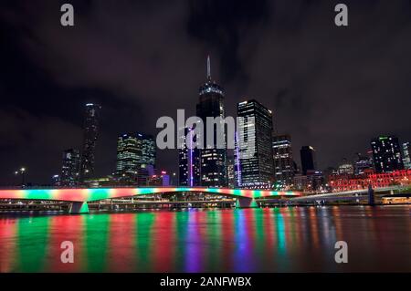 Brisbane, Queensland, Australien - 11. Dezember 2019: Beaufitul Nacht Blick auf das beleuchtete Victoria Bridge und die Skyline von Brisbane. Stockfoto