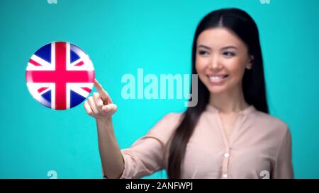 Studentin Großbritannien Flagge Button drücken, bereit, um Sprache zu lernen Stockfoto