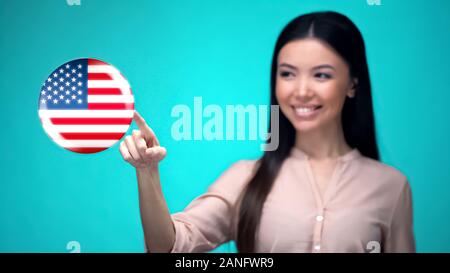 Freundliche Studentin Taste drücken USA-Flagge, bereit, Fremdsprache zu lernen Stockfoto