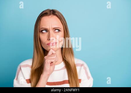 Foto von nachdenklich grübeln Frau denken auf Ihre zukünftigen Pläne verwirklichen isoliert pastellfarbenen Hintergrund Stockfoto