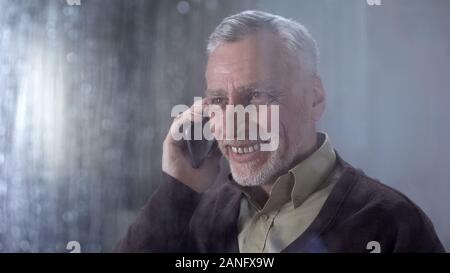 Gerne Großvater am Telefon sprechen und lächelnd, Familie, Kommunikation, mobile App Stockfoto