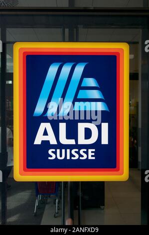Lugano, Tessin, Schweiz - 19 August 2019: ALDI Suisse Zeichen außerhalb des Speichers in Pregassona. ALDI ist ein deutsches Unternehmen und einer der Großen Stockfoto