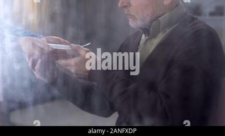 Weibliche Hände geben Platte mit geschmacklosen Brei zu alter Mann, Pflegeheim Diät Stockfoto