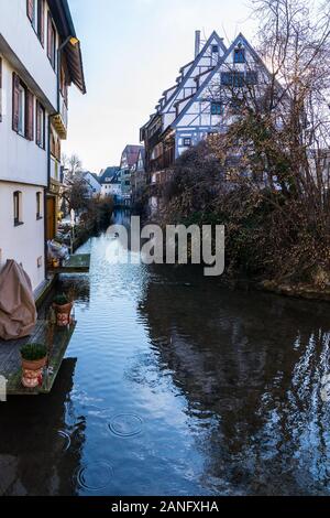 Deutschland, Baden-Württemberg, Ulm Altstadt schwäbische Venedig, ursprünglich die fishermens und Gerber Viertel mit alten Rahmen Häuser neben Wasser des blau Bach fließt Stockfoto