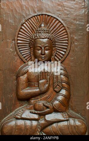 Nahaufnahme eines in Holz geschnitzte Buddha Kopf mit einer mystischen Aura um seinen Kopf herum. An der Nepalesischen Frieden Pagode in Brisbane, South Bank Parklands entfernt Stockfoto