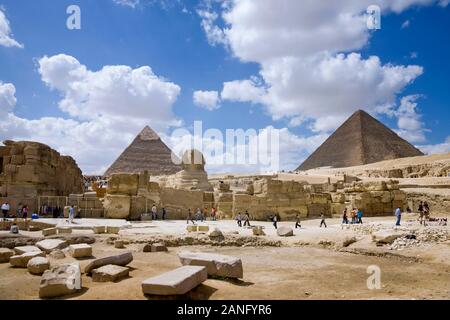 Große Sphinx und Große Pyramiden, in sandiger Wüste, gizeh, kairo, Ägypten, Nordafrika, afrika Stockfoto