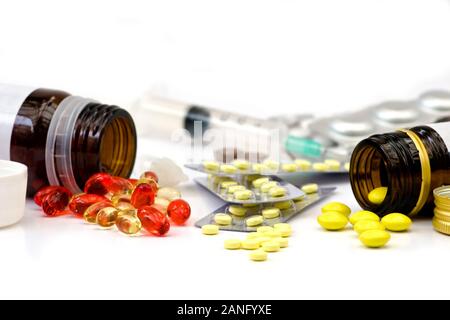Gelbe und rote Pillen Verschütten von Flaschen und Blasen Stockfoto