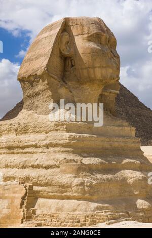 Große Sphinx und Große Pyramide Khufu, Pyramide von Khufu, in sandiger Wüste, gizeh, kairo, Ägypten, Nordafrika, Afrika Stockfoto