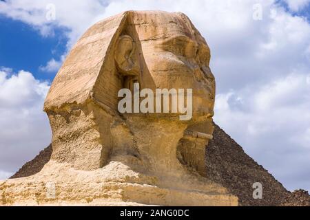 Große Sphinx und Große Pyramide Khufu, Pyramide von Khufu, in sandiger Wüste, gizeh, kairo, Ägypten, Nordafrika, Afrika Stockfoto