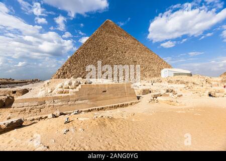 Große Pyramide von Gizeh, auch Pyramide von Khuf, Große Pyramiden, in sandiger Wüste, gizeh, kairo, Ägypten, Nordafrika, Afrika Stockfoto