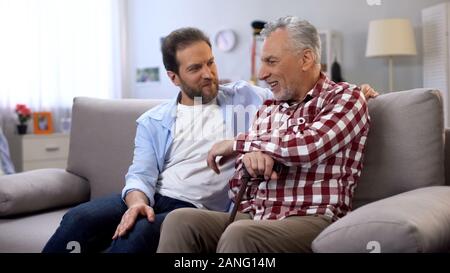 Fröhliche Männchen Teilen von Erinnerungen Vater und Sohn Spaß und gute Zeit Stockfoto