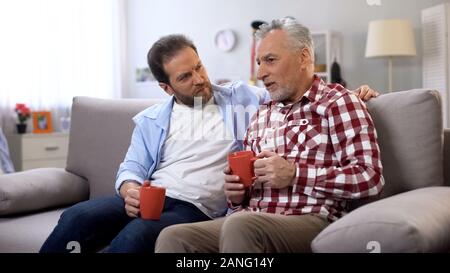 Vater und Sohn Kaffee zusammen, die Erinnerung an schöne Momente, Familie Stockfoto