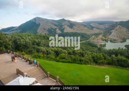 Vom Parador Übersicht. Cervera de Pisuerga, Palencia Provinz Castilla Leon, Spanien. Stockfoto