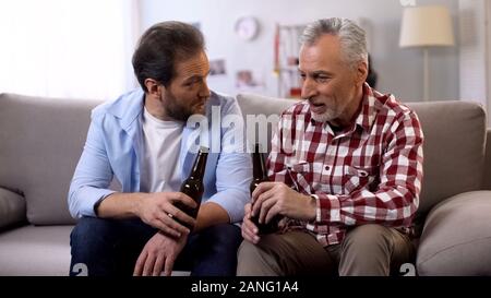 Nach Vater und Sohn am Wochenende Bier trinken und reden, Zweisamkeit Stockfoto