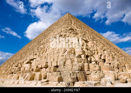 Große Pyramide von Gizeh, auch Pyramide von Khuf, Große Pyramiden, in sandiger Wüste, gizeh, kairo, Ägypten, Nordafrika, Afrika Stockfoto