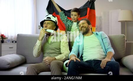 Happy German Fans für Fußballmannschaft, freundliche Familie in gute Zeit Stockfoto