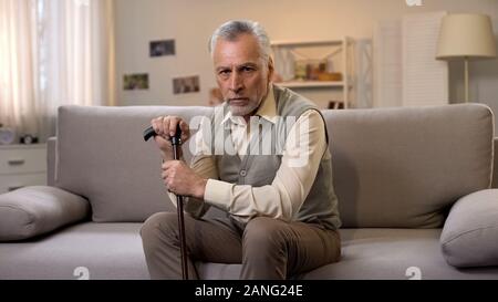 Traurig zog sich männliche zu Kamera Leiden Einsamkeit und Depression suchen, Probleme Stockfoto
