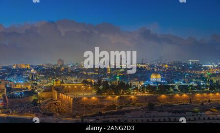 Beleuchtete Skyline der Altstadt von Jerusalem in der Dämmerung - Israel Stockfoto