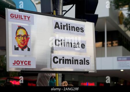 Brisbane, Queensland, Australien - 10. Januar 2020: ein Mann hält ein Zeichen gegen die Untätigkeit der Regierung bei einer Rallye für den Klimawandel Aktion in re Stockfoto